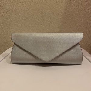 Sparkling silver clutch with detachable chain